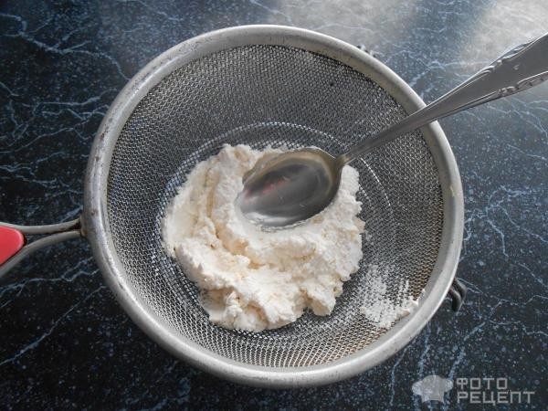 Рецепт: Классические ватрушки с творожной начинкой - На дрожжевом тесте