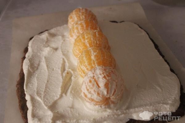 Рецепт: Шоколадный рулет без выпечки - с мандаринами внутри!