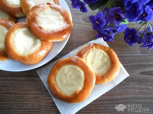 Рецепт: Классические ватрушки с творожной начинкой - На дрожжевом тесте