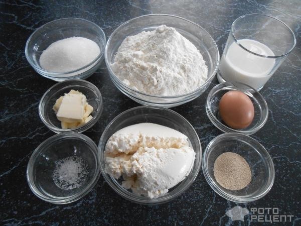 Рецепт: Классические ватрушки с творожной начинкой - На дрожжевом тесте