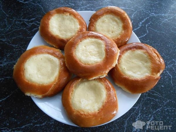 Рецепт: Классические ватрушки с творожной начинкой - На дрожжевом тесте