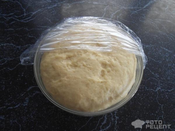 Рецепт: Классические ватрушки с творожной начинкой - На дрожжевом тесте