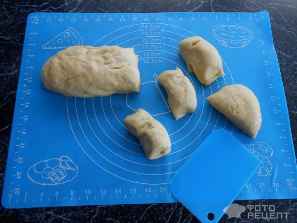 Рецепт: Классические ватрушки с творожной начинкой - На дрожжевом тесте