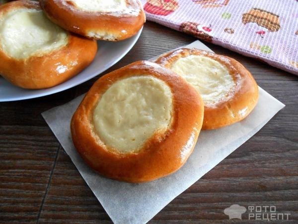 Рецепт: Классические ватрушки с творожной начинкой - На дрожжевом тесте