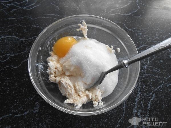 Рецепт: Классические ватрушки с творожной начинкой - На дрожжевом тесте