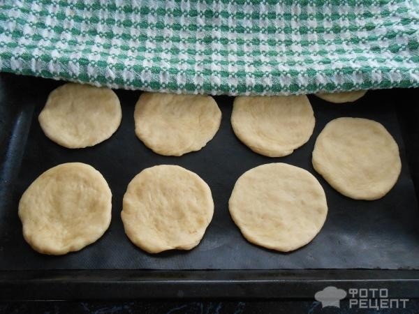 Рецепт: Классические ватрушки с творожной начинкой - На дрожжевом тесте