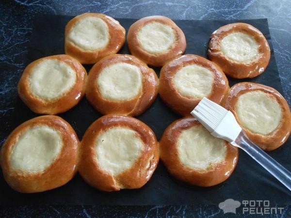 Рецепт: Классические ватрушки с творожной начинкой - На дрожжевом тесте