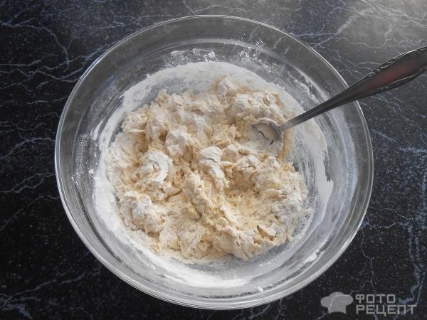 Рецепт: Классические ватрушки с творожной начинкой - На дрожжевом тесте