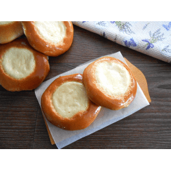 Рецепт: Классические ватрушки с творожной начинкой - На дрожжевом тесте