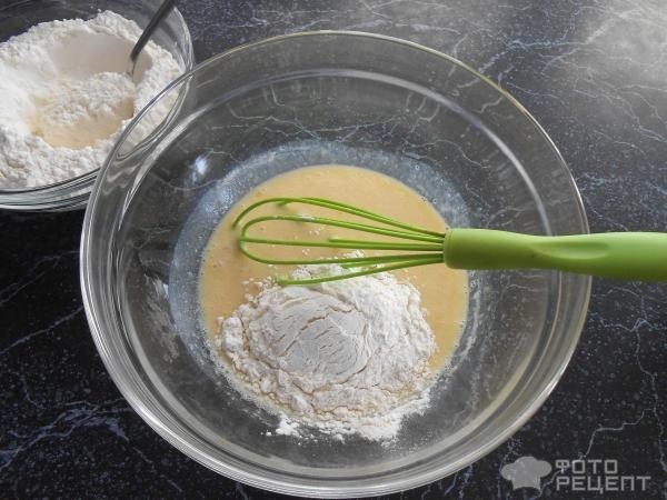 Рецепт: Классические ватрушки с творожной начинкой - На дрожжевом тесте