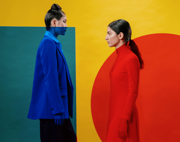 Дерзкие оттенки и гладкий пучок: тренды в прическа&times; 2022