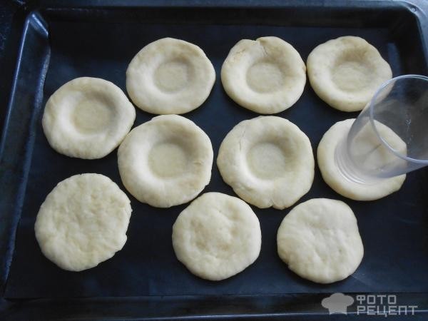 Рецепт: Классические ватрушки с творожной начинкой - На дрожжевом тесте