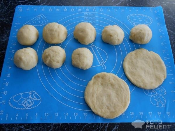 Рецепт: Классические ватрушки с творожной начинкой - На дрожжевом тесте