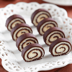 Рецепт: Шоколадный рулет без выпечки - с мандаринами внутри!