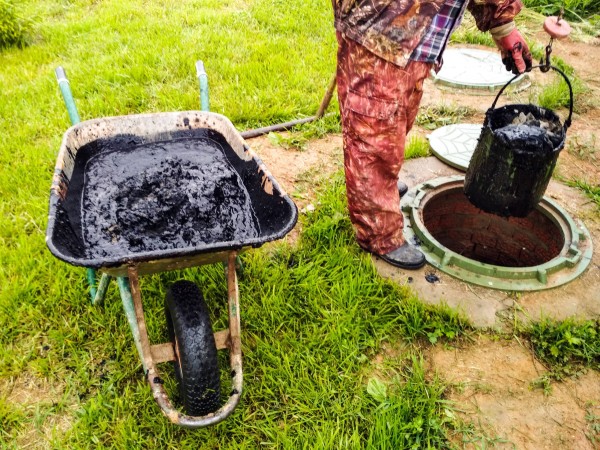 Почистить выгребную яму без откачки: средство, которое эффективно даже зимой