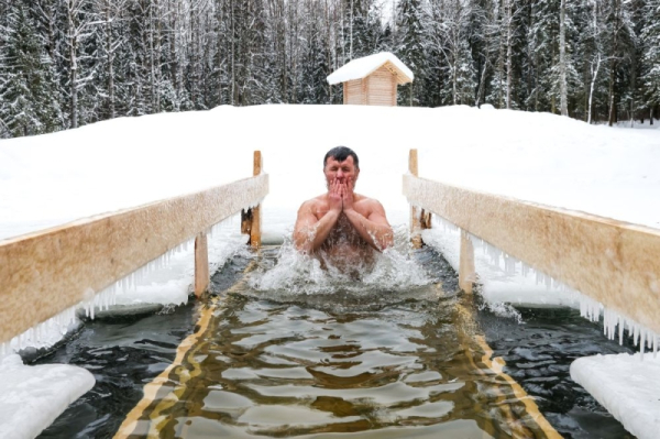 Осознанный подход: все, что нужно знать о купании в проруби на Крещение