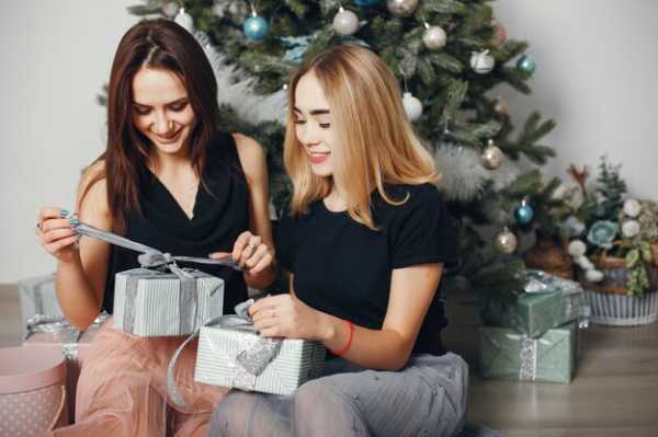 Эти подарки растрогают до слез вашу подругу: 20 идей бюджетных и дорогих вариантов