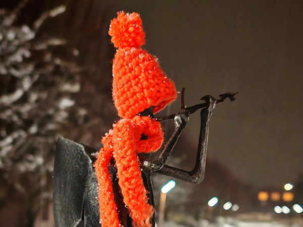 &laquo;Крылья из лезвия топора&raquo;: необычный Ангел-скрипач похищен в Смоленске