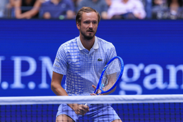 Медведев выиграл первый матч в 30 лет: впереди Циципас и эксперимент в Индиан-Уэллсе