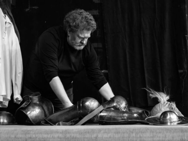 МХТ показал нового &laquo;Дон Кихота&raquo;: герои Сервантеса заговорили по-испански в русских 90-х