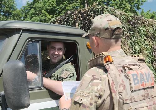 На передовой не до парадов: как военных водителей поздравили прямо на трассе в Донецке На передовой не до парадов: как военных водителей поздравили прямо на трассе в Донецке