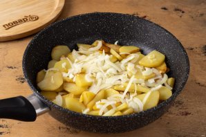 Жареная картошка с луком Жареная картошка с луком