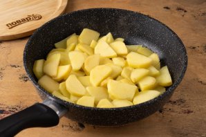 Жареная картошка с луком Жареная картошка с луком