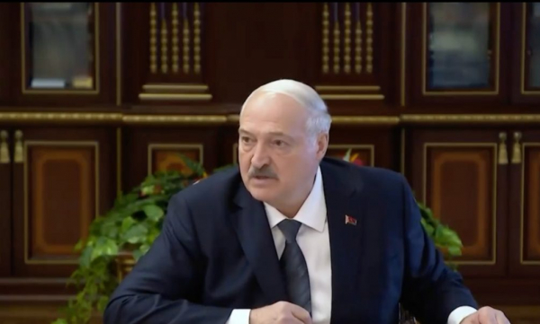 &laquo;Не надо тут пылить&raquo;:  Лукашенко признался, что передал Зеленскому через его посланцев