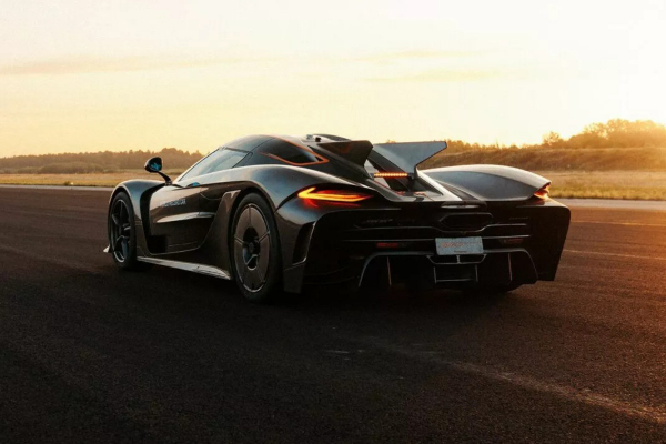 Koenigsegg Jesko Absolut установил новые рекорды Koenigsegg Jesko Absolut установил новые рекорды