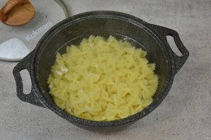 Теплый салат "Капрезе" с фарфале