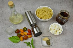 Теплый салат "Капрезе" с фарфале