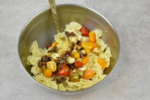 Теплый салат "Капрезе" с фарфале