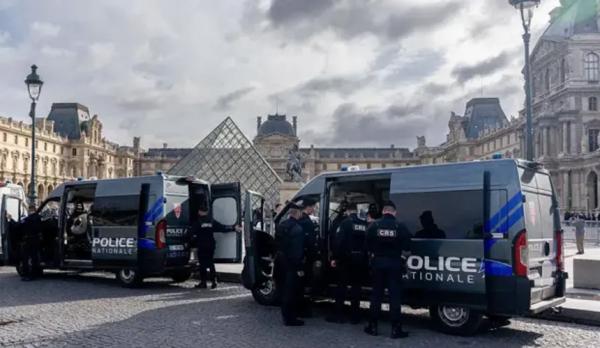 Гиды в Лувре 10 лет продавали туристам поддельные билеты по завышенным ценам