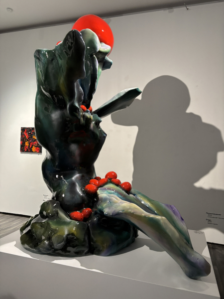 Театр ворвался в музей: яркий перформанс представили на выставке в ММОМА