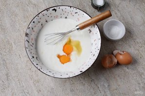 Заливной пирог с консервированной рыбой